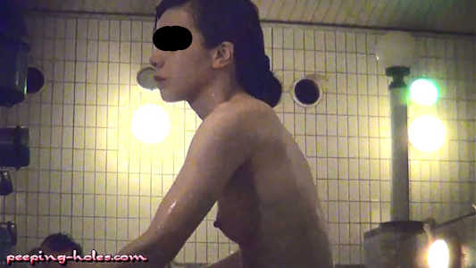 洗い場で別の女子の横からおっぱい