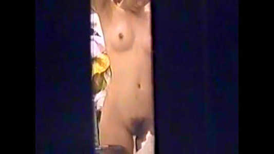 おっぱい大きめの女子がハダカです