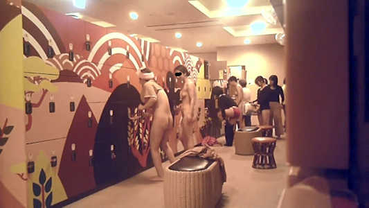 奥の方に女子が集中してます