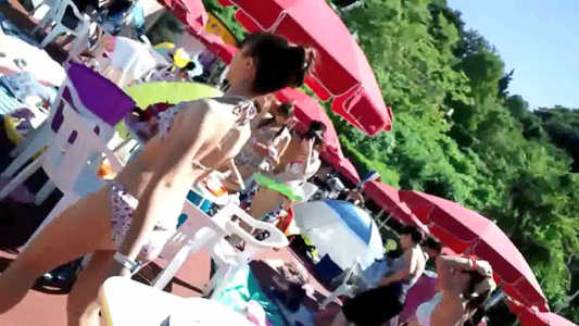 プールでこっそり水着女子を盗撮してます