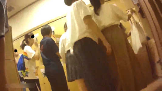 脱衣場で女子たちに盗撮カメラを向けてます