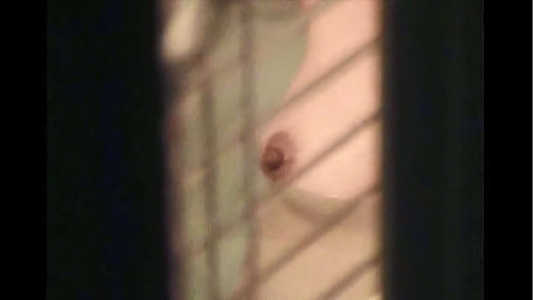ブラインドの隙間から湯船に浸かるおっぱいを盗撮してます