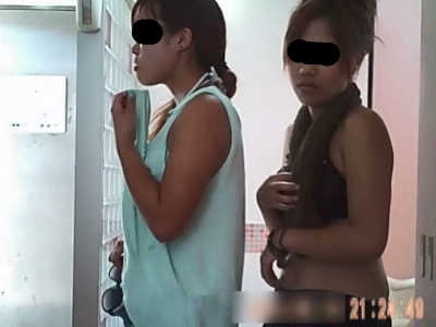 トイレの個室から出てきた水着の女子