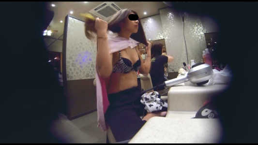 髪を乾かしてした女子