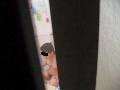 窓のスキマから女子の風呂を盗撮してます