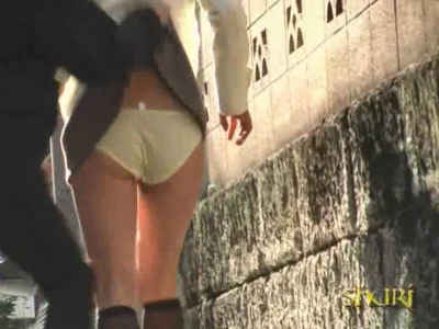 スカートめくられ、このあとパンツを下げられてしまう女子