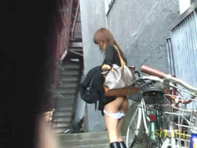 お尻丸出しのまま啞然としちゃってる女子