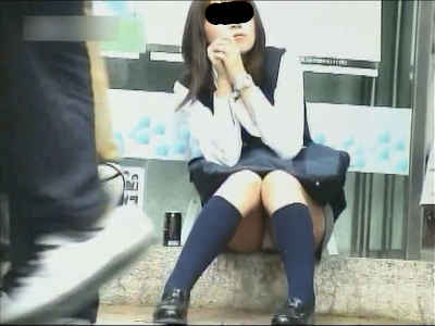可愛いハイソJKの白パンツが見えてます