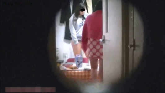 部屋の中に女子二人がいます