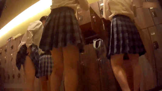 同じ柄のミニスカートな女子が4人