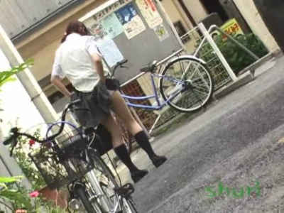 下げられたパンツを直しているJK