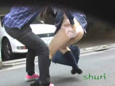 脱がされまいとパンツを抑えているけど半ケツ出ちゃってるJK