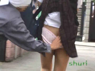 ピンクの可愛らしいパンツを下げられてしまうJK