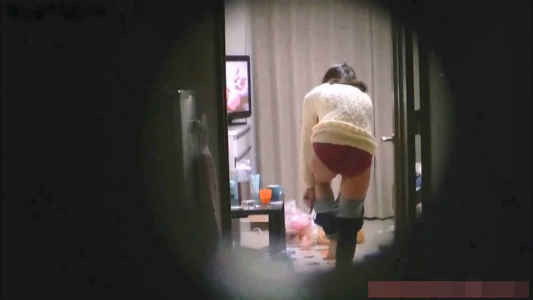 ズボンを脱いでパンツ丸見え女子