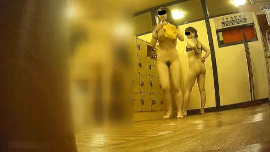 少し離れた場所から脱いでいる女子たちを盗撮しました