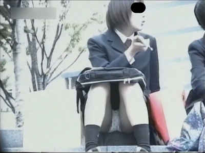 おパンツ丸見えJK