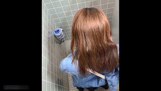 トイレ個室の仕切りの上から女子の姿を確認してます