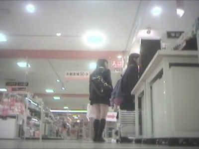 制服JKのパンツを盗撮できるまで待ちます