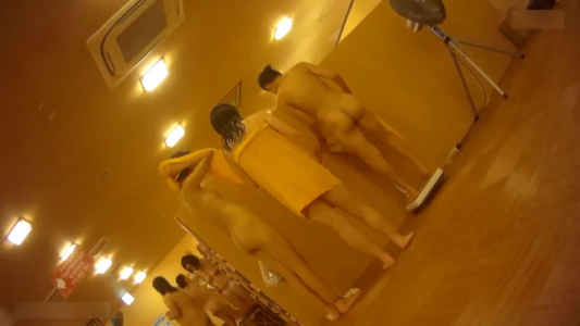 脱衣場内に設置されている体重計に群がる女子3人