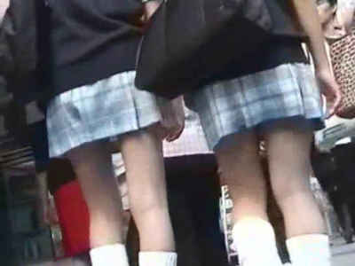 歩くJK二人を追尾してます