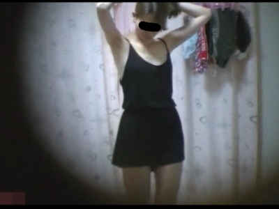 ショーパンにノーブラでタンクトップを着た女子