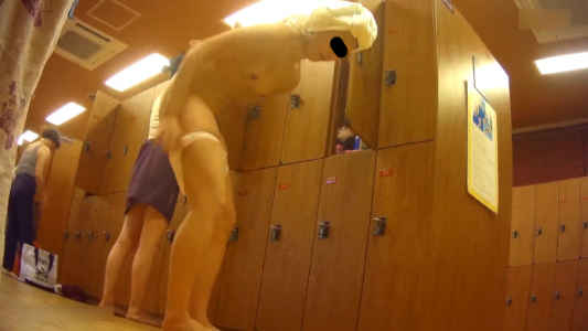 パンツを穿くときの前かがみおっぱい