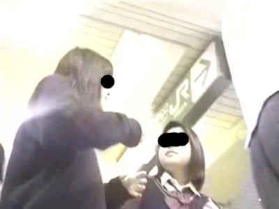 背後からJKの白パンツを盗撮してます
