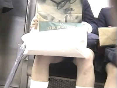 電車でお股を少し開いて座っているJK
