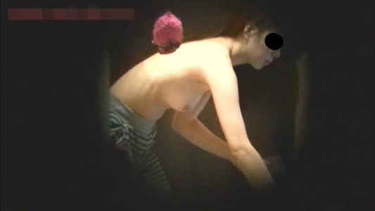 ズボンを穿いて上半身ハダカ、エッチです