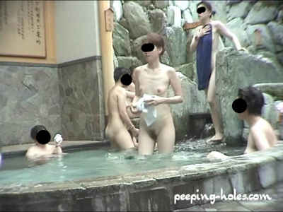 露天風呂でスレンダーで小胸の女子