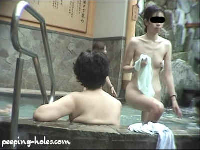 露天のお湯から出ようとしている女子