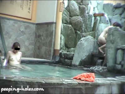 半身浴でおっぱい見えてます