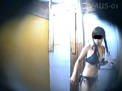 水着の女子がシャワーして着替えるところを盗撮してます