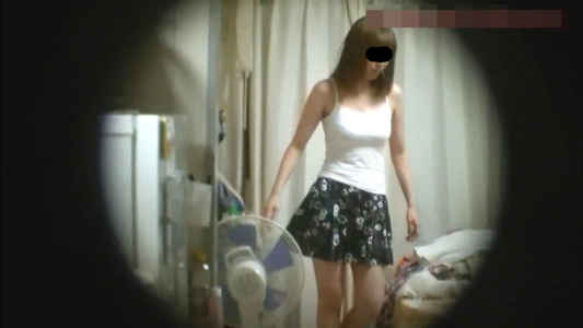 部屋でもちゃんと服を着ている女子