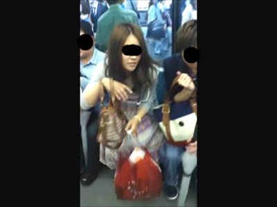 電車内で盗撮する女子の顔を撮ってます