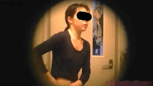 風呂上がり、ノーブラでシャツを着て浮きチクビしている女子