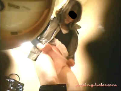 パンツを引っ張って穿いている女子