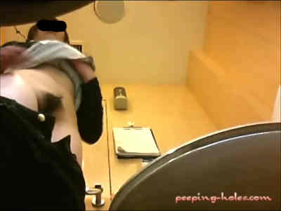 アソコを丸出しでお腹を気にしているようです