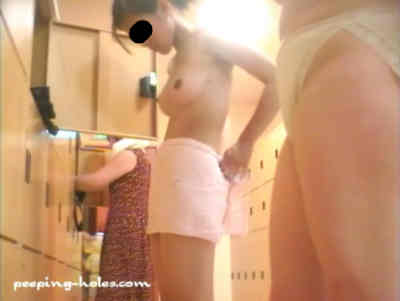 脱衣場で全部脱いで腰巻きタオルのデカチチ女子