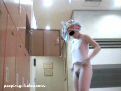 ノーブラで下着を着て浮きチクビしている女子