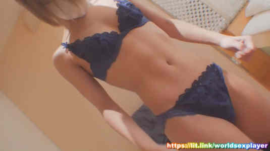 下着姿で見える腹筋が鍛えられています