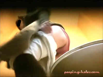 ズボンを下ろしてピンクのパンツ