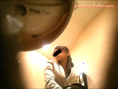 キレイな女子がオシッコ中です