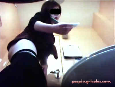 ケータイで話しながらトイレをする女子