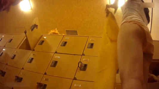 脱いでいる女子のパンツ姿がエロいです