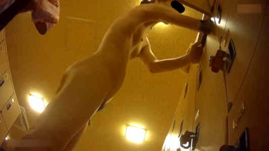 横から見上げ盗撮、小さいおっぱいありがとうございます