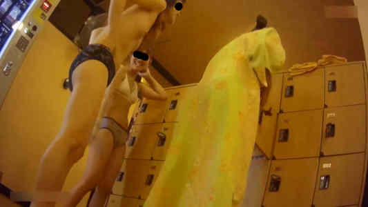 この女子もおっぱい小さい