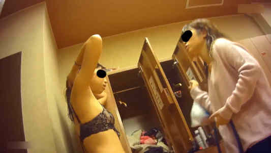 女子二人が脱ぎます