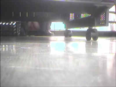 しゃがんでいるJKを棚の下からピンクのおパンツ拝見