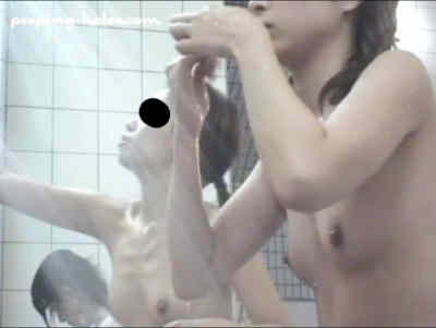 洗い場で横からおっぱい盗撮